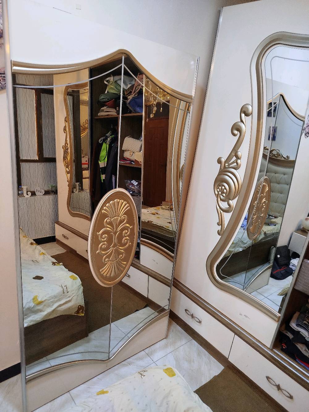 🛏️✨ للبيع – أثاث غرفة نوم 7 قطع  ✨ 
السعر قابل للتفاوض بالمعقول 🤝🏻 
الأثاث تم شراؤه قبل حوالي سنتين بسعر 2,500,000 دينار عراقي، وحالته حاليًا ممتازة ومحافظ عليه.تصميم نيو كلاسيك – مودرن عصري، محافظ عليه ونظيف استعمال شخصي فقط، والبيع بسبب تغيير الأثاث.تتكون من:
• 🛏️ سرير نفرين بتصميم أنيق مع إضاءة LED في الهيد بورد.
• 🗄️ 2 كومدينات
• 🚪 دولاب ملابس كبير بتصميم مميز ومرايا، عملي وواسع للتخزين.
• 🪞 تسريحة مع مرآة كبيرة وتصميم فاخر، تحتوي على أدراج وخزائن للتخزين.
• 🪞 مرآة طويلة مستقلة مع مجر خزن سفلي.
• 🛋️ شازلونج (Chaise Lounge)
• 🛏️ دوشك طبي نفرين هدية مع الغرفة.
شنو اسم/نوع الغرفة أو الشركة المصنّعة إذا موجود؟ وهل هي تركي لو محلي؟: 
تركي
هل القطع كلها شغّالة وزينة، خصوصًا إضاءة الـLED والدواليب والمرايا؟: 
نظيفه بحاله جيده
السعر نهائي لو قابل للتفاوض؟ وإذا أكو توصيل أو فك وتركيب، شلون يكون الاتفاق؟: 
قابل للتفاوض