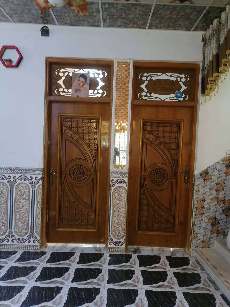 السلام عليكم بيت للبيع المساحه 200 م  البناء بلوك والسقف صب كونكريت قبق بناء 2020 يباع مع الاثاث ***********
السلام عليكم بيت للبيع المساحه 200 م  البناء بلوك والسقف صب كونكريت قبق بناء 2020 يباع مع الاثاث *********** 
غرفتين 
وصاله 
ومطبخ 
واستقبال 
ممر 
طارمه 
حديقه داخليه صغير
