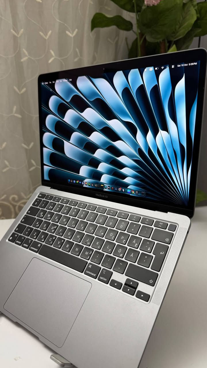 MacBook Air M1 • ٨ جيجا رام • ٢٥٦ جيجا