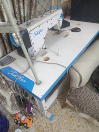 مكينة خياطة • نظيفه جدا • مع ميزه
