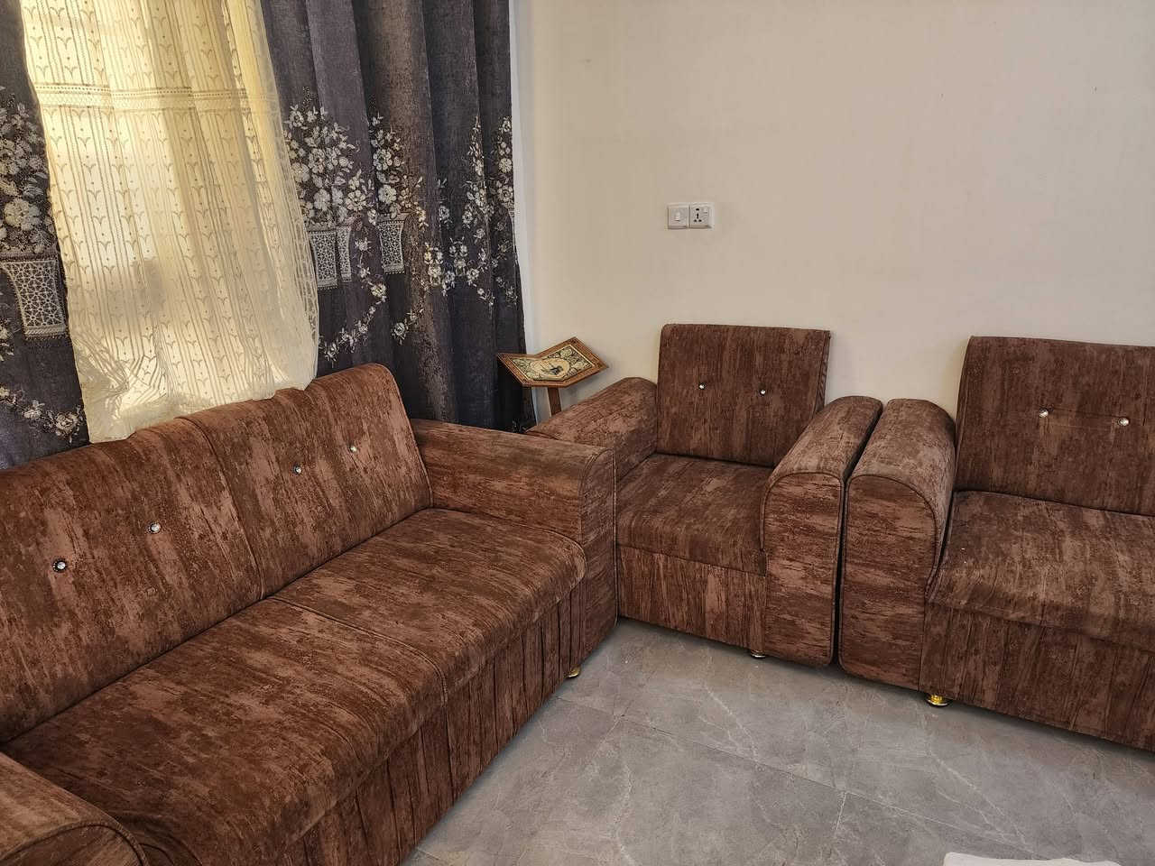 للبيع ..
12 مقعد 2  ثلاثيه و2 وسطيه 

و2 كراسي..

نظيف بدون أي ضرر . 

نجارة سامراء .

السعر 375 الف .. 

موبايل .. ***********
