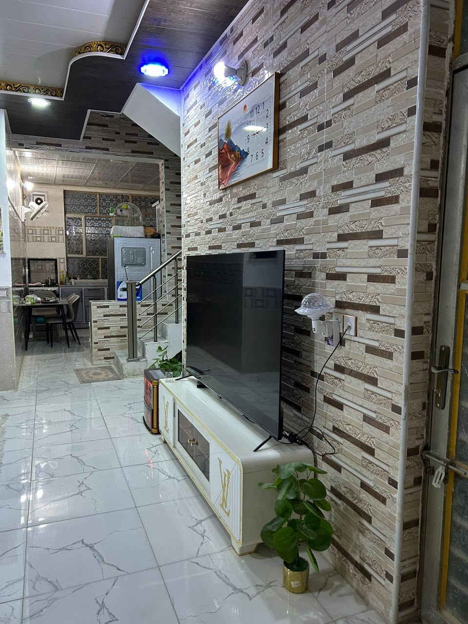 سلام عليكم شوفلي هذا البيت مساحه 150 كيك مو بيت بسعر 68 مع المجال البسيط موقع راقي
شارع الصب مقابل ملحق الغدير خط اول

بناء حديث كما موضح في الصور طابوق سقف صب اساس صب 

محتوياته غرفتين نوم صاله ستقبال مناور صحيات  طارمه 

كافة الخدمات متوفره
 طابو زراعي سند 25 قرار محكمة 
اذ عندك مقدمه فوك ال 45 تعال حلالك ولباقي تسديد شهري 
 للستفسار اكثر ☎️‏‪***********‬‏☎️ 
متوفر وتساب
