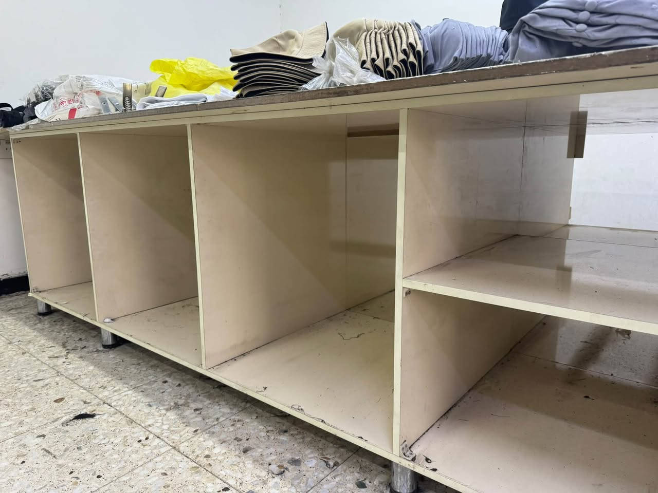 ميز فصال الطول 7.30 متر والعرض 180سم الميز ينقسم نصين كل نص 3.15 مع رفوف وخانات تخزين قماش للتواصل ***********
