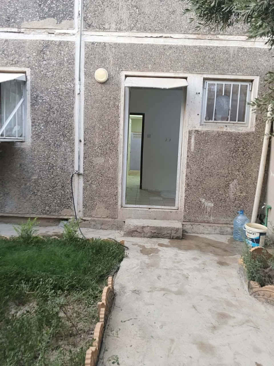 🏡 فرصة سكنية مميزة للاستثمار أو السكن الفوري في شقق الخضراء! 🏡للبيع شقة منفردة بمواصفات ممتازة ومساحة واسعة، تقع في موقع استراتيجي حيوي وقريب من جميع الخدمات.🔹 المساحة: 124 متر مربع.📍 الموقع: موقع استراتيجي مميز، قرب متوسطة الخضراء للبنين وقريبة جداً من السوق.⚖️ الوضعية القانونية: السند باسم شخص واحد (ملك صرف)، شرط التحويل جاهز ومضمون 100%.🔑 الحالة: فارغة وجاهزة للتسليم والسكن الفوري.📌 تفاصيل وتقطيع الشقة:تحتوي على بناء إضافي.4 غرف نوم واسعة ومريحة.استقبال مريح + مطبخ.سقوف ثانوية حديثة + حديقة خاصة.💰 السعر: 80 مليون دينار عراقي (قفل أو مفاوضات حسب الاتفاق).📞 للاستفسار والاتصال المباشر:📱 الرقم الأول: *********** (متوفر واتساب)📱.
