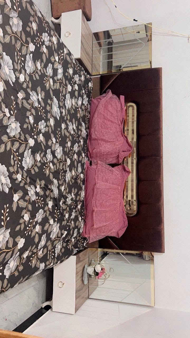 غرفه نوم 5 قطع للبيع نضيفه المكان بغداد سريدات الرقم ***********
