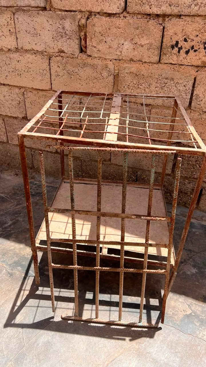 ميز حديد بسعر 5 عنوان القلعه للتواصل ***********
