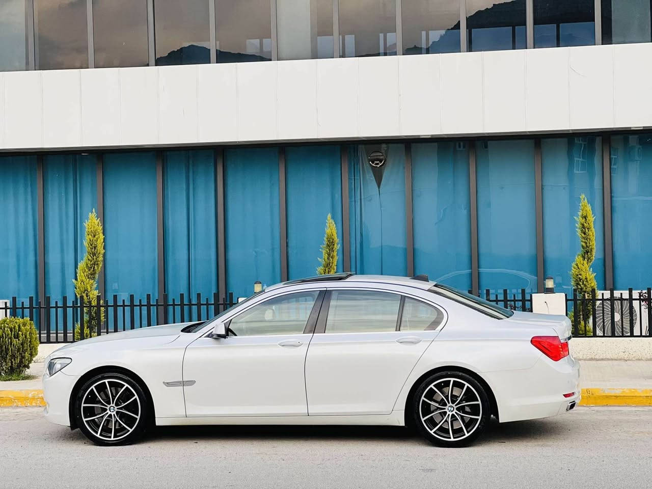 فروشتن خيرا
BMW 750i  2010
فول فول  
-------------------------------
مه كينه ى 8 پستنى ده بل توربو ى 
گيرو مكينه به شه رت نه 
كراوه ته وه بى بوياغه 
-------------------------

4ده رگاو سندوقى شه فته ئيش ده كات 
5په رده يه بلاده 
 بۆکس.. 
ناولید...
گێڕ ئۆتۆ...
..گێر عادی..
لایت لید..
لایت زینۆن..
فڵچە ئۆتۆ..
فڵچەی لایت.. 
پێشو دوا حاسە..
نۆتفیکەیشن..
گاعی بیلادی .
جوار ده رگا بصمه 
لۆگۆی دەرگا..
سنوقی فریاگوزای ..
سنوقی خواردنەوە.. 
سوکان کارەبا..سوکان خەزن..کوشن کارەبا..کوشن خەزن 
لیدی ناو دەسک دەرەوەو ناوەوە..تەبریت مەرکەزی .. 
تەبریت ئۆتۆ ..
لایتی دەستی..
داتاشؤ....
تحديد سرعه.....
تايه و ويلي لوك لوكى له سه ره.....
گێڕو مەکینە بیلاتی هەموو شتێکی لەسەر دەقی شەریکەیە 
--------------
تکایە موشتەری نیت بێزارم مەکە 
*********** كويسينجاك, أربيل
