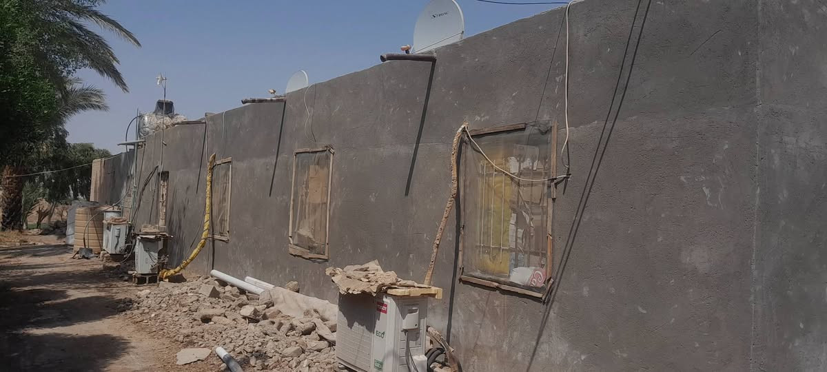 يوجد بيت مساحته بحدود 700 متر وصحيات داخليه 
مع 2دونم ونص تقريبا + حوش كبير 
ومع مضيف خارجي +حديقة كبيره وصحيات 
على طريق كوت - الحي 
مقابيل مدرسه اليقين الابتدائية - قريه الزركان 
للاستفسار أكثر الاتصال على الرقم (متوفر واتساب ***********)
