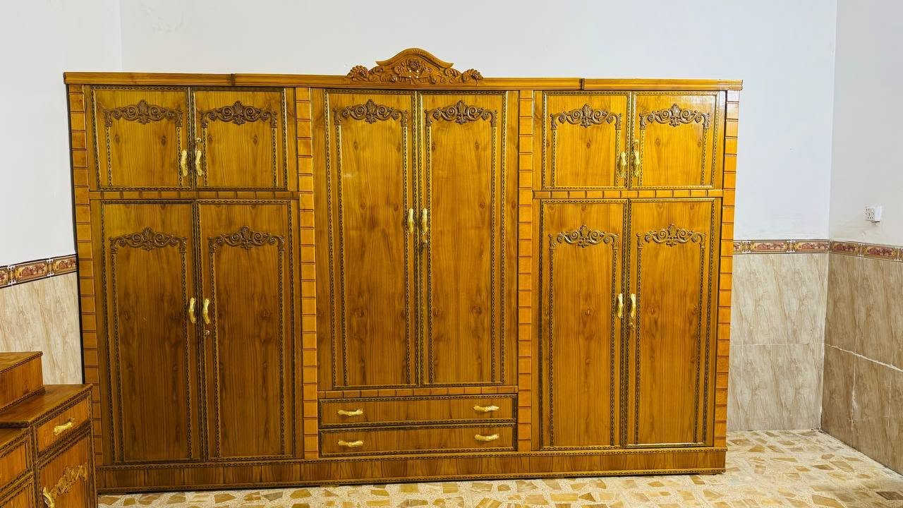 غرفه لوجه صاج طبيعي 4 ملم والداخل 3ملم معاكس ابيض القاعده بلوك ضهر جرجوبه براغي ارتفاع الكنتور مترين و35 مع التاج ناصي ملحق الطول 3متر ونص الزاويه برتفاع الكنتور عرضه 90 سانتيم ميزتواليت وجربايه وكومديات يمنه ويسره والصوميه شغل درجه اوله بلوك بلاويدداسود 6رجلين  السعر مع لشد والنقل داخل بغداد 900 فقط ***********
