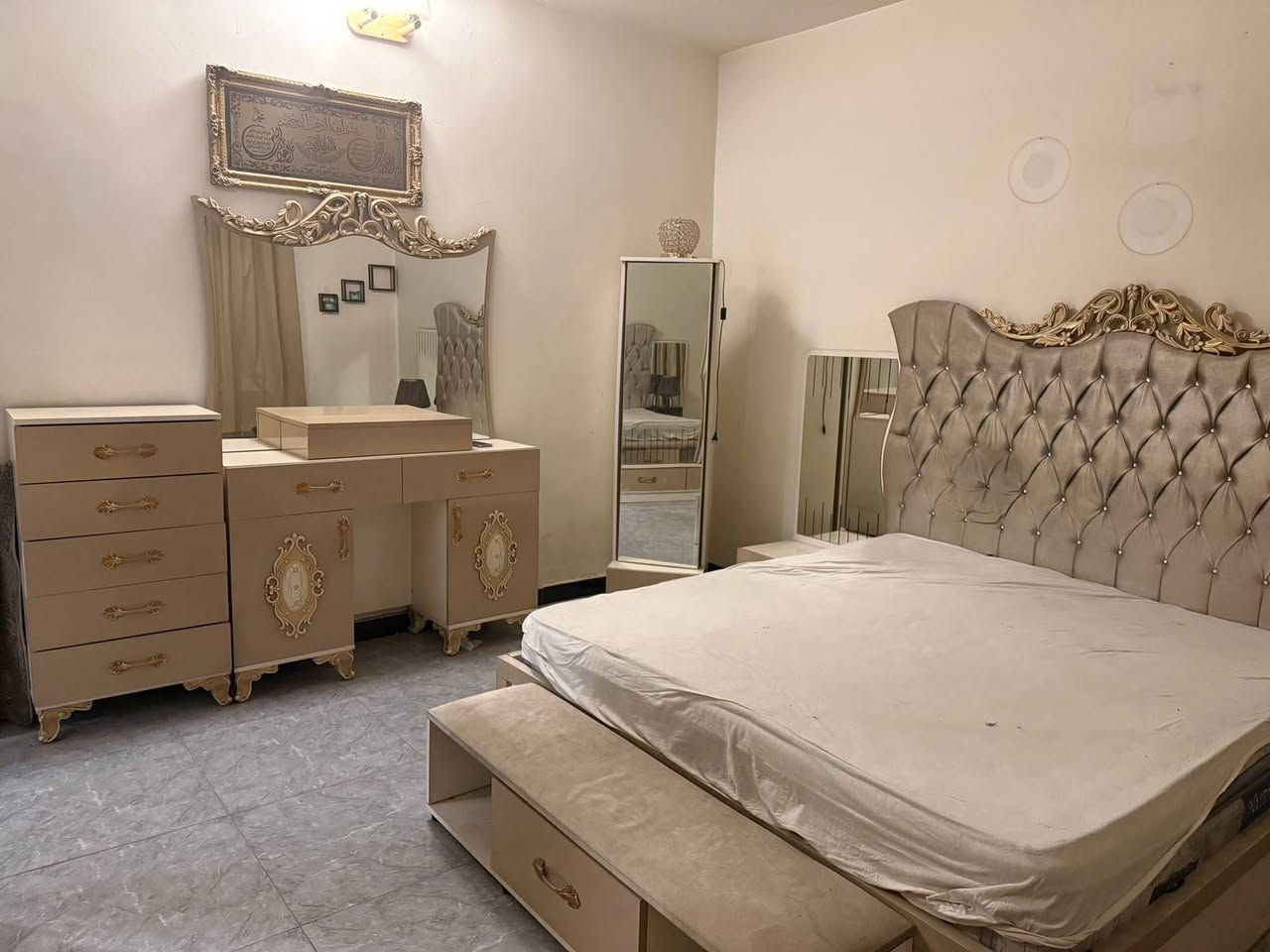 أغراض بيت للبيع
عنوان شهداء البياع 
غرف نوم عدد ٢ ميز طعام كاونترات سبالت
ثلاجات 
واكو بعداغراض 
للاستفسار الاتصال بالرقم ***********

