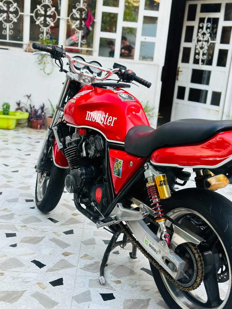 سلام عليكم CB400 للبيع او مراوس شعندك اريد
قبل كلشي مكينه مفتوح كور فقط
عليها وياله كروم 
 كهربائيات شغاله 
  مكينه خرسه
 تخم تاير جلاتين 
دسكات بريك امامي خلفي جديد شاده 
السعر خاص او راسلني واتساب*********** 
مكاني كركوك حي واسطي
