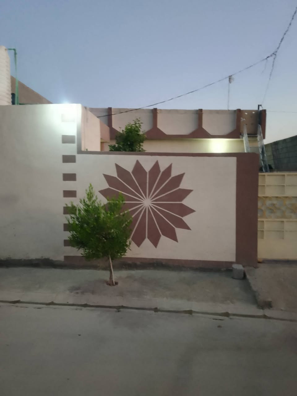 السلام عليكم  دار للبيع او مراوس بدار 
موقع الدار حي الوحده الخامسه 
فرع الجملون مقابيل مدرسه الشيخ اياد الكروي
الدار بناء جديد مساحته 220 متر 
أي تفاصيل اتصل ***********
