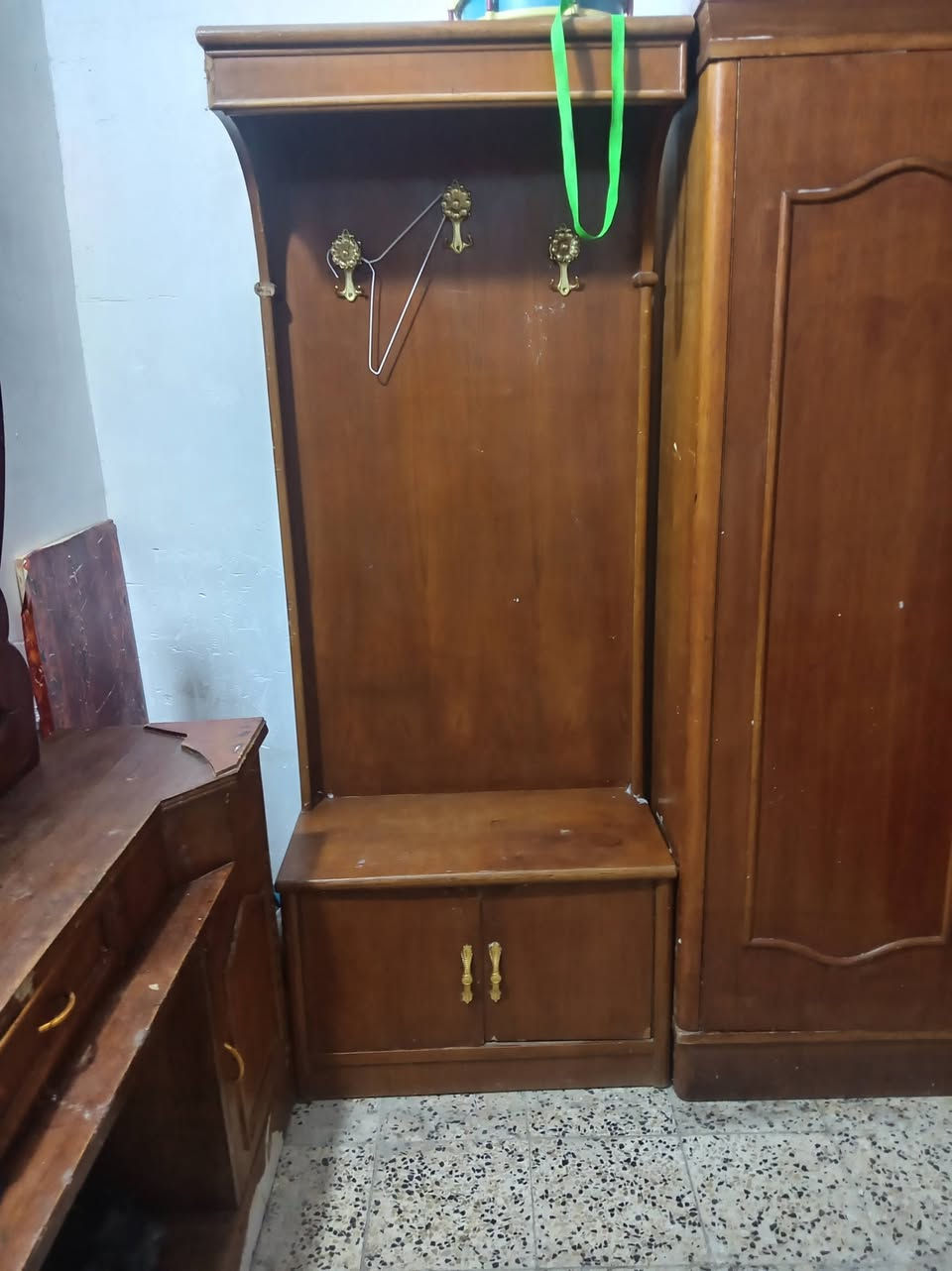 سلام غرفه اخشاب مستعمله للبيع سعر ٦٠٠ بيه مجال تزكام بس ميز المرايه عوزه تلميع او صبف ***********ميسان حي شهداء
