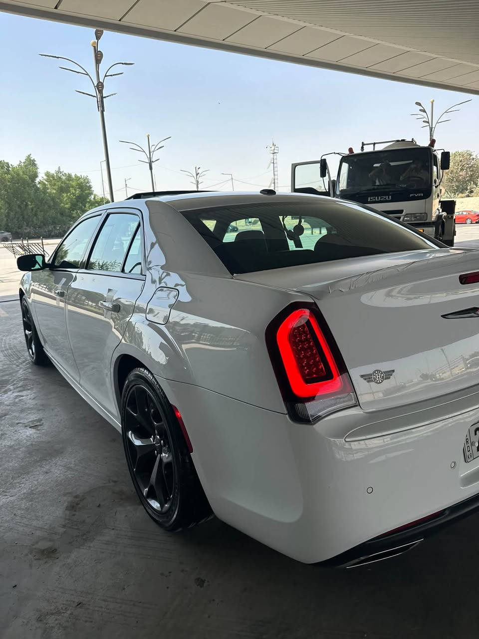 قطعه نادرة كرايسلر  اوباما 300S   (ألشايب👨🏻‍🦳⚜️)
الموديل :2023  . (خليجي) . 

العداد : 21الف  mi   . (اخت زيرو) .

(سياره وكاله هارلم ام ضمان 📍)

المحرك : V6 . 3.6L . 

الضمان : 3 سنوات او 60 الف كيلو متر . 

رقم سليمانية ￼ كامل بسمي تحويل ثاني يوم 

(السياره مكفوله كفاله عامه )

سياره جديده بعده اخت زيرو بمعنى الكلمه 

الموصفات 

 فول الفول 1/1 

المواصفات :

ردار امامي 

ردار جانبي 

* الواجهة الأمامية SRT. 

* پانوراما . 

* رادار مع مانع تصادم . 

* نقطة عمياء . 

* حساسات امامية . 

* مصابيح امامية زنون مع LED . 

* ويل قياس 20 أنج . 

* حساسات خلفية . 

* شاشه كبيرة مع نظام ملاحة نفكيشن GPS .

* سستم صوت الپاين مع سماعات بريميوم .

* مقصورة الركاب من الجلد الفاخر .  

* مقاعد أمامية كهربائية عدد 2 . 

* ذاكرة لحفظ وضعيات الجلوس (ميموري) . 

* مقاعد أمامية تبريد وتدفئة . 

* مقاعد خلفية تدفئة . 

* تشغيل عن بعد . 

* ستيرن كهربائي . 

* تدفئة ستيرن . 

* محدد سرعة . 

* تلفون بلوتوث . 

* كاميرا خلفية .

* مرايا متحسسة للاضاءة العالية .

* كير شفتر بالستيرن . 

* دخول ذكي (بصمة) .

رقمي ***********

اتصل عل واتساب هم

(مكاني بغداد )

(بيع او مراوس )
