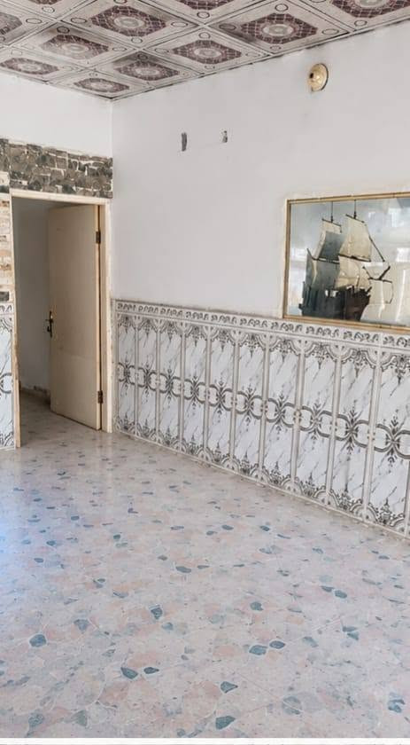 🏡 بيت للبيع – 100 متر
💰 السعر: 14  مليون   فقط وقابل للتفاوض

المكان / النجف شارع الصب مقابل قرية الغدير عمود 276 وتنزل

📜 الطابو: زراعي – سند 25
🏗️ البناء: شغل جناي مرتب
🔨 مواصفات البيت:
▪️ صب كونكريت
▪️ بلوك 
▪️ كاشي وسيراميك
🛋️ يتكون من:
▪️  غرفة نوم
▪️ صالة
▪️ مطبخ
▪️ صحيات داخلية وخارجية
▪️ حديقة 🌿

🔥 السعر مناسب جدًا مقارنة بالمساحة والبناء!
🔴 البيع مستعجل

📞 للاستفسار للجادين فقط: *********** 
📱 واتساب:***********
