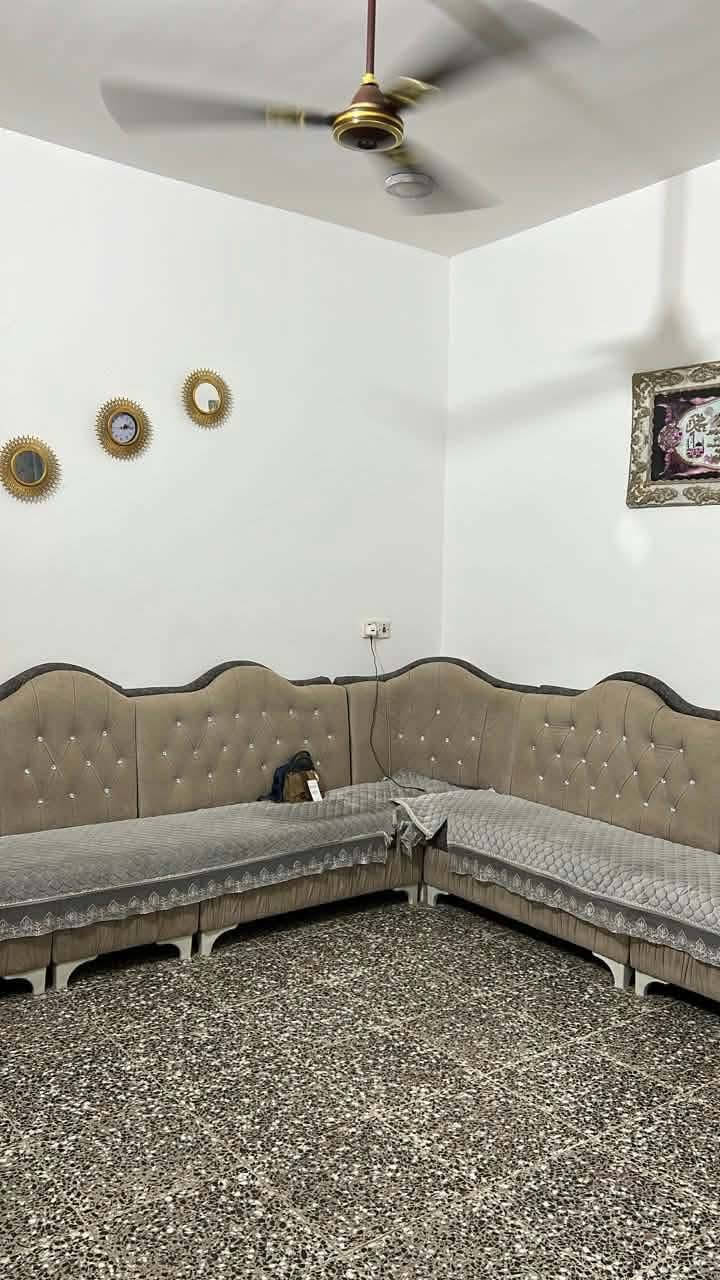 سلام عليكم البيت للبيع مساحة 105م ثلاث غرف نوم وهول ومطبخ واستقبال البيت كامل ومتكامل من كلشي والبيت طابقين بيت بناء جديد طابوق واساس كونكريت العنوان جسر ديالى جديد الكرغوليه قرب صالون ام بنين
