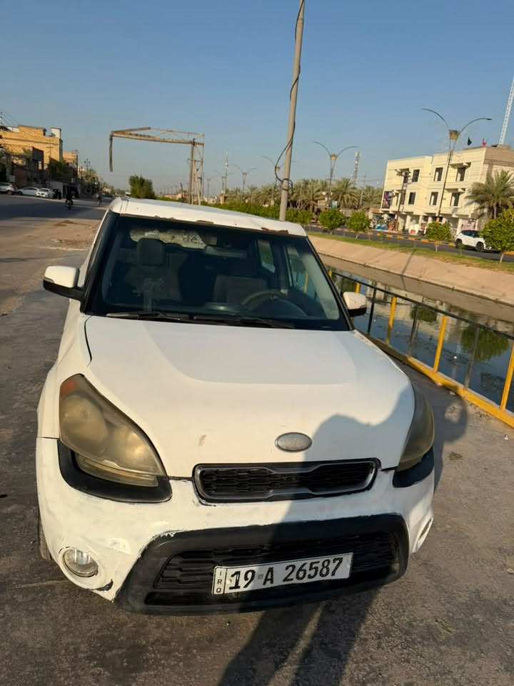 Kia سول 2012
142 مايل 
السياره طابه هزه قبل فتره 
بسمي ومداور ثاني يوم 
حادثها مال امريكا جاملغ وبنيد 
والجاملغ الثاني مضروب بل عراق 
والسياره مطخطخه من الجوانب 
شاصيها ملحوم من جوه السياره 
والسياره مواصفات السول الامريكي معروفه مكينه 2000 دوش اوتماتيك 
مكينه مبدل جديده 
تبريد ثلاجه السياره  كير ومكينه 
سليمات 
السعر ٧٠ ورقه وبيها مجال 
***********
