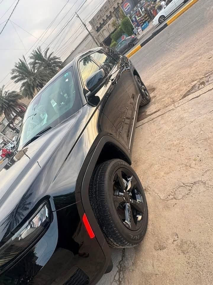 جيب كراند شيروكي : 2024 . (وارد امريكي  بلاك توب
بيع او مراوس سورينتو  او سبورتج الشكل الجديد

293hp . V6. 3.6L : المحرك

العداد : ١٢ الف ميل جديدة كلش ع وضع الشركة .

المواصفات :

* 7 راكب .

دفع رباعي 4x4 .

رادار امامي مع مانع تصادم .

تحذير الخروج عن المسار .

تحذير النقطة عمياء .

نظام تحذير عند التقاطعات.

* شاحن موبايل وايرلس.

* ويل قياس 20 انج

* فتحة سقف .

* لوحة القيادة بقياس 12 أنج.

* كير شفتر بالستيرن .

* كاميرا خلفية.

*شاشة متوسطة 8.1 أنج

* المصابيح الأمامية زنون .

* كشافات الضباب زنون،

* دخول ذكي.

الصندوق الخلفي كهربائي .

فرش المقصورة الداخلية من الجلد والشاموا .

مقعد السائق كهربائي .

المقاعد الأمامية تدفئة .

حساسات خلفية .

دوسات جانبية 

مكيف خلفي .

تدفئة مقود القيادة .

مانع تصادم خلفي 

بلوتوث تلفون .

الضرر: حادث كلش خفيف (سطحي)ربع جاملغ خلفي وربع الباب الخلفي

‏دخول جديد

السعر ٣١

رقم بغداد / شهداء باسمي شخصيا

⭕️ مكاني بغداد / السيدية

***********
