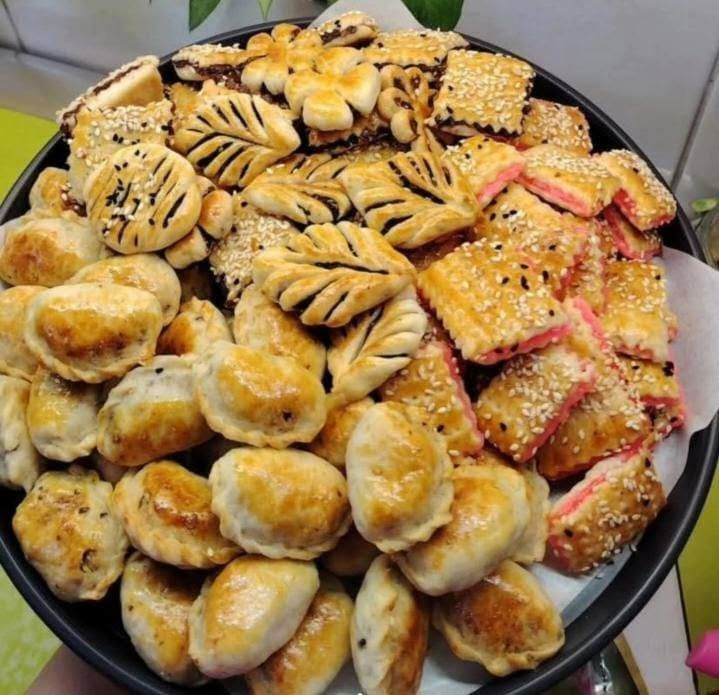 سلام عليكم. ماكولات بركات الحسين (ع)  . تجهيز منزلي.. نضافه عاليه.. شغل مرتب وكلش جيد بالاضافه توصيل مجاني داخل الولايه .. اذا تحب تستفسر  راسلنه عل الواتساب وبيك خير وادلل العنوان رفاعي الرقم  ***********

نص مكتوب في الصور:
- مأكولات بركات الحسين العوان رفاعي أطيب المأكولات الشعبية بطعم البيت وبجودة عالية جودة . نظافة . طعم لا يُنسى دولمة صغير 8 ألف وسط 10 ألف كبير 25 ألف دجاج شوي 13 ألف برياني دجاج صغير 8 ألف وسط 10 ألف كبير 15 ألف كيك صغير 8 ألف وسط 10 ألف كبير 15 ألف + كب كيك سمج شوي كيلو 11 ألف كيلو ونص 15 ألف كيلوين 18 ألف سمبوسة 20 قطعة 5 ألف الكليجه نص 3 ألف الكيلو 6 ألف خلية النحل الكبيره 10 ألف الصغيره 5 ألف خدمة توصيل سريعة إلى باب بيتك *********** العوان - رفاعي