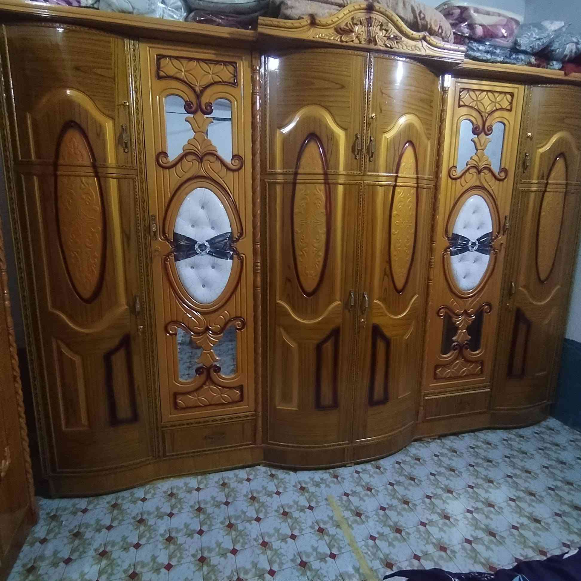 السلام عليكم للبيع غرفه نظيفه مستخدمه شيء قليل ب 850 بالنجف طريق يا حسين ***********
