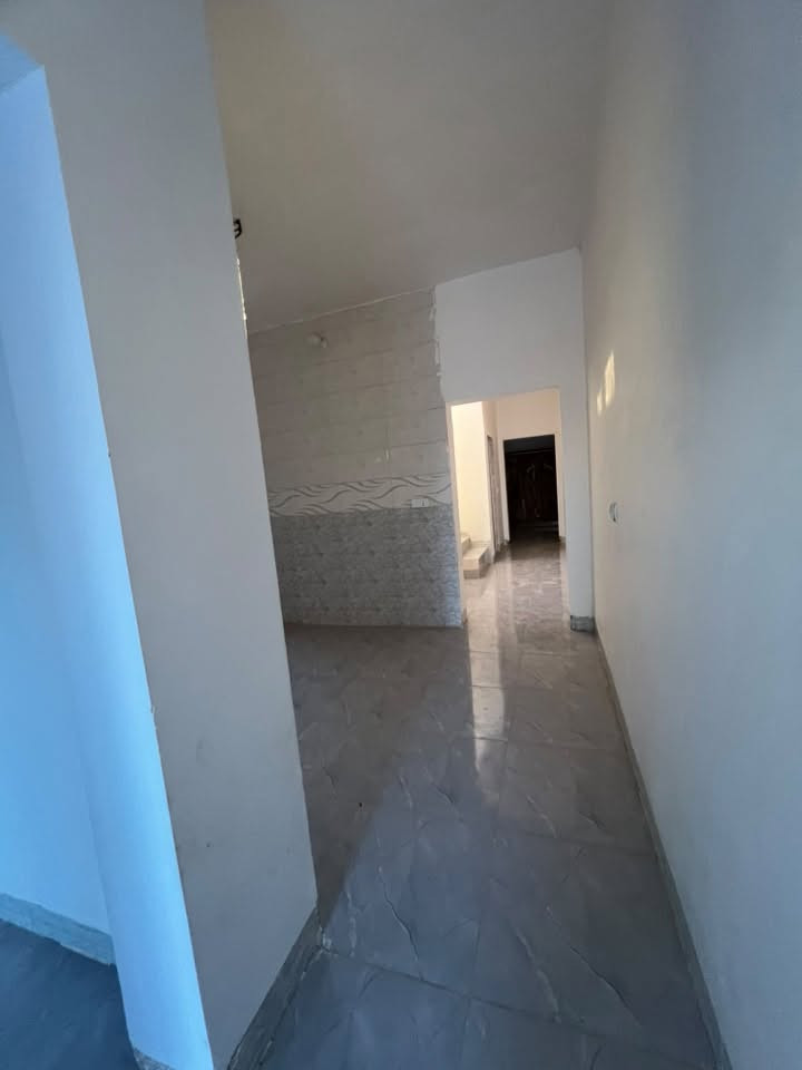 السلام عليكم بيت بحي بلفرسان البيع 
مساحه 100 عند جامع روف رحيم 
سعره 33
رقم. ***********

