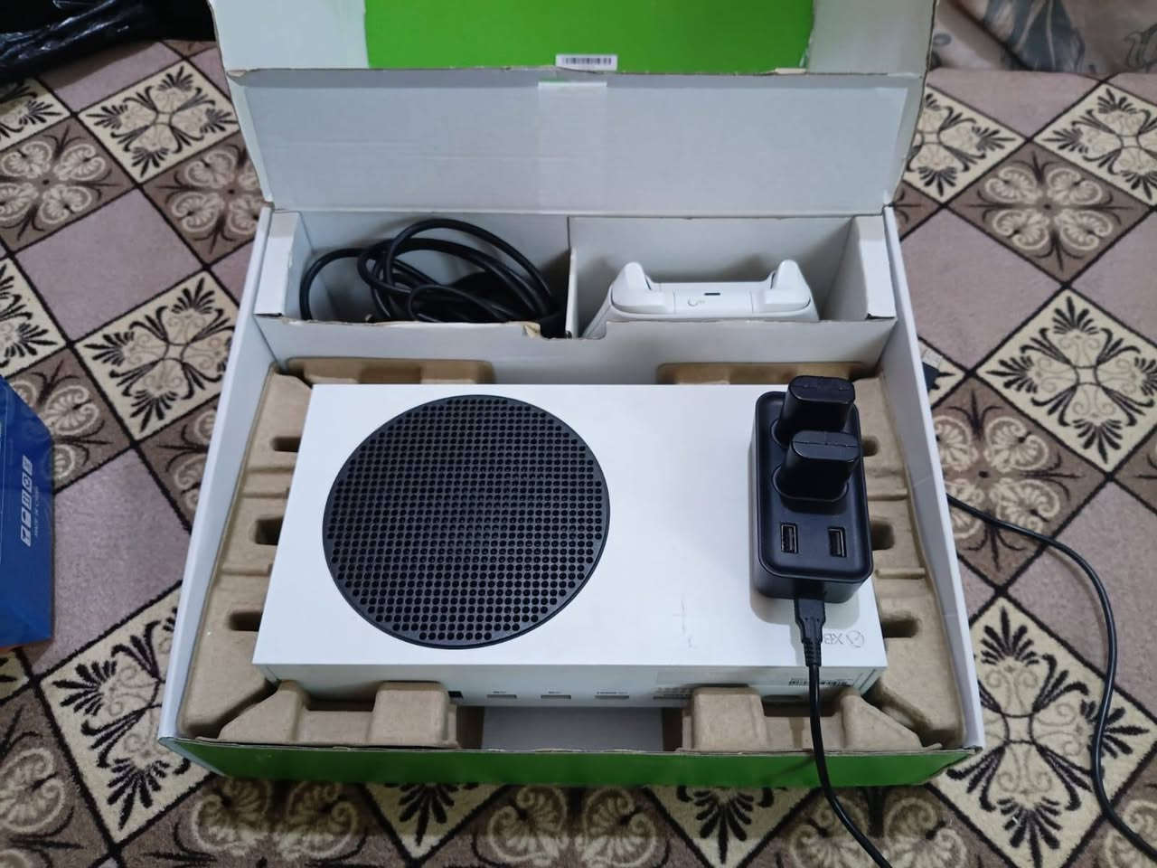 سلام عليكم اخوان جهاز Xbox Series S ذاكرة 512
اصدار 2022 أكتوبر 
الجهاز لك ستيكر ما مفتوح كامل ملحقات 
مع بطاريات شحن 
مع UPS اخو الجديد 
كل هاذا بسعر 350 قفل 
بيع فقط اخوان اقل من هذا السعر مابيع 
مكاني ديالى . خالص ما عندي توصيل
 للاستفسار ***********
