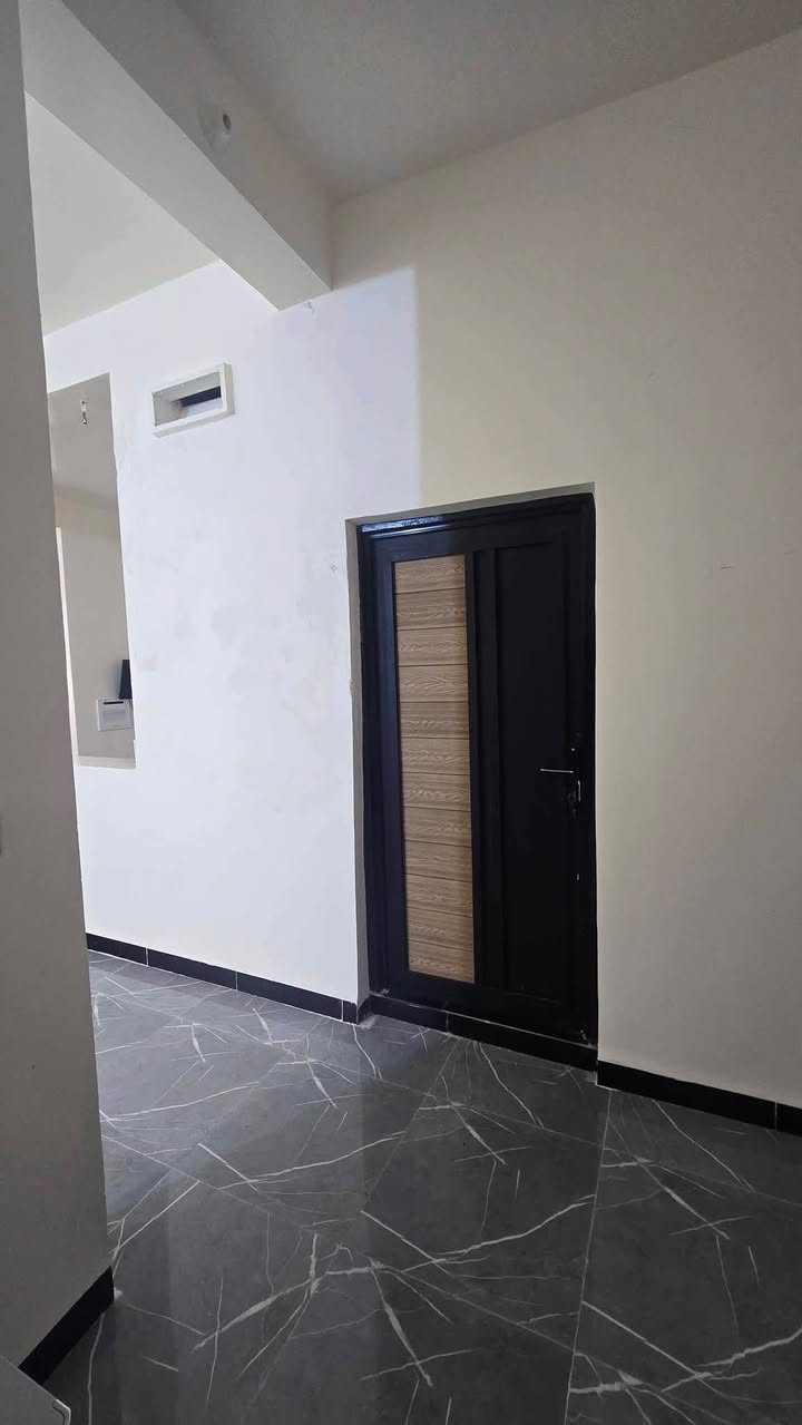بيت للبيع 
المساحه : 200 م زراعي 
الموقع: مجاور حيدر ابن حجي هندي 
بناء جديد + جاري العمل بالواجهه
محتويات البناء ( غرف نوم 2 + مطبخ حار وبارد + استقبال + صاله + صحيات داخليه وخارجيه + مخزن مع البيتونه 
خدمات كامله 
السعر 125 بي مجال 
للاستفسار تفضل خاص او الاتصال *********** 
او زياره مكتب أحمد صبري للعقار والاستثمار 
الكائن في حي الجزائر مقابل تقاطع ام الخيل

