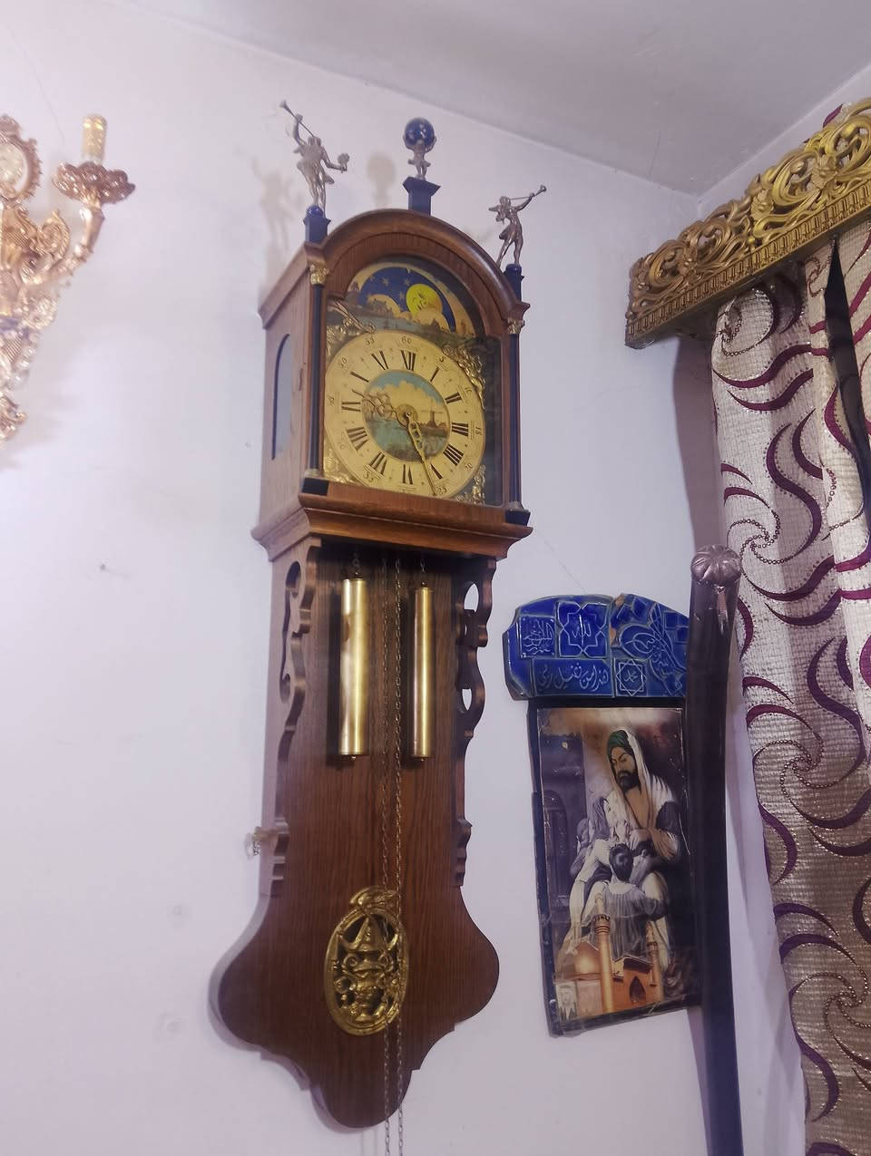 السلام عليكم 
ساعه اوربيه ألمانيه تحفه فنيه 
طولها 1.40cm ومكينتها المانيه اصليه 
السعر 525 وبيها مجال بسيط 
رقم هاتف ل تواصل واتساب ***********
أو مراسله خاص 
مكاني بغداد الشعب قرب شارع عدن
