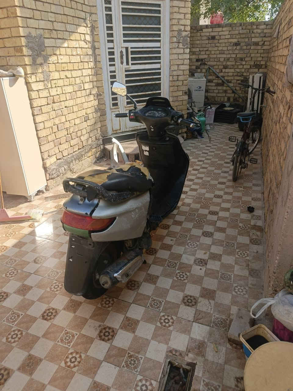 السلام عليكم رداجه فراشه مكينه رمبه امجفته مره وحده محرك نضيف يعني على كد روحه للسوك وارجع دبل جديد امامي السلف عاطل العنده استفسار يراسلني او على الرقم ***********  السعر 300وبيه مجال قليل
