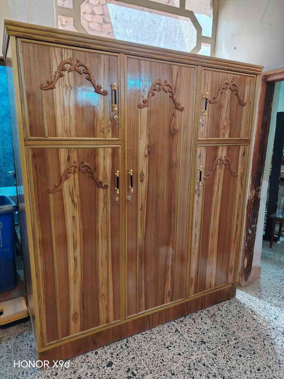 مسواك جديد وشغل درجه اولى

((((  أقساط / نقد  )))) 
((((حطاطه صاج داخل وخارج))))
صاج 4 ملم داخل وخارج
حشوة. الباب 5 سير على طول الباب

بوفية فراش حطاطه صاج 5 ملم ثكيل

تتوفر بقياس 2  متر /   2 ونص متر 

كناتير صاج حطاطه ثقيل درجه اولى مليان
متوفر 2 باب    250 الف 
متوفر 3 باب    350 الف
متوفر 4 باب    450 الف
متوفر 4 باب     350 الف 

(( ضهر الكنتور يكون جرجوبه والقاعده خشب بلوك 18 ملم))
 ((((( الشد والنقل داخل عنه مجاني ))))) 

يتوفر توصيل راوه_ العبيدي _القائم 
العنوان عنه نهاية شارع الحضره مقابل الحديقه
رقم الهاتف
               ***********

نص مكتوب في الصور:
- HONOR X9d