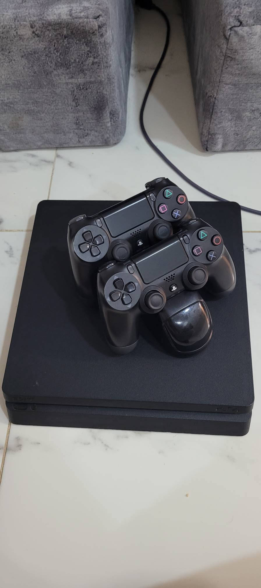 بلي فور مهكر نضام قرص البلي نضيف نضافه 90% ذاكره500 او ما مفتوح كلشي مابي ويا يو بي اس  جديد يطول 25 دقيقة ويا كيبلات كاملة او جوستكات ثنين تجاريات بس نوعيه زينه كربلاء فقط السعر 340 او بي مجال بسيط 
 ماعدي توصيل راسل خاص او واتساب ***********
