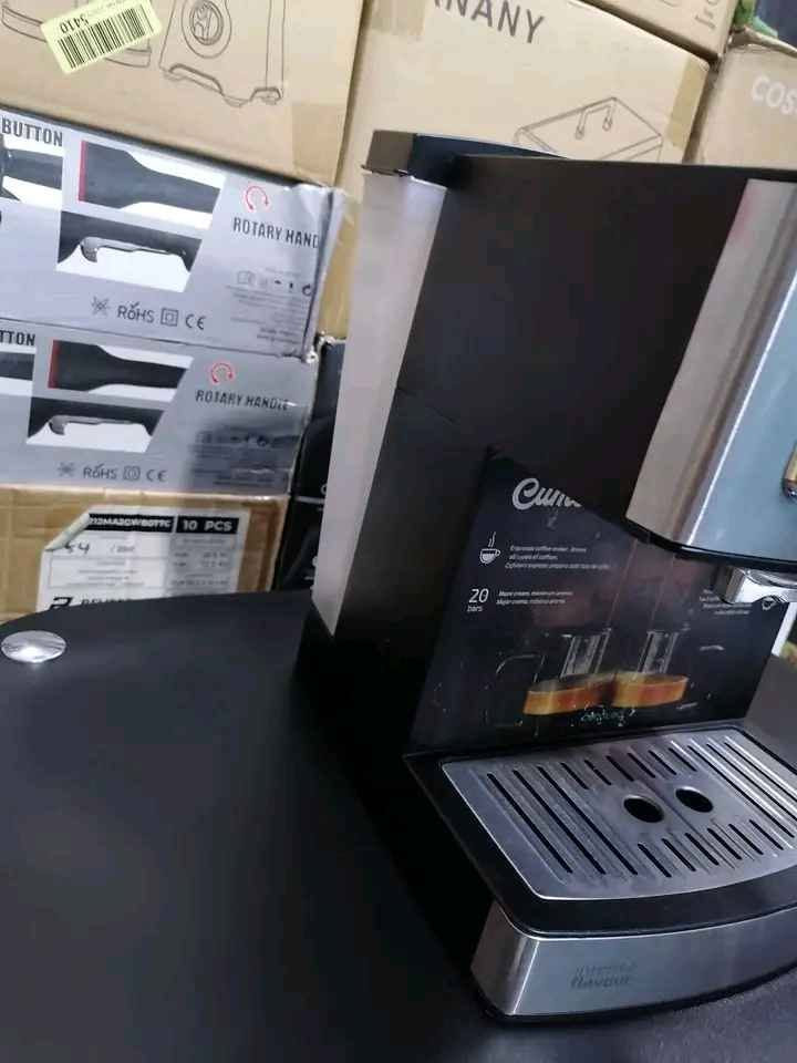 ماكينة صنع قهوة اسبريسو يدوية Cecotec Power Espresso 20.
الضغط: تتميز بضغط عالي يصل إلى 20 بار لاستخلاص نكهة غنية.

الطاقة: تعمل بقوة 850 واط.

السعة: تحتوي على خزان مياه بسعة 1.5 لتر.

الميزات: تتضمن ذراعًا مزدوج المخرج لعمل كوبين في نفس الوقت، بالإضافة إلى مبخر (Steamer) لرغوة الحليب.

التصميم: تأتي بسطح علوي لتدفئة الأكواب وتشطيبات من الفولاذ المقاوم للصدأ  ملاحظه مستخدمه
وەک لۆک وایەو سعری  75000 السليمانية, العراق
