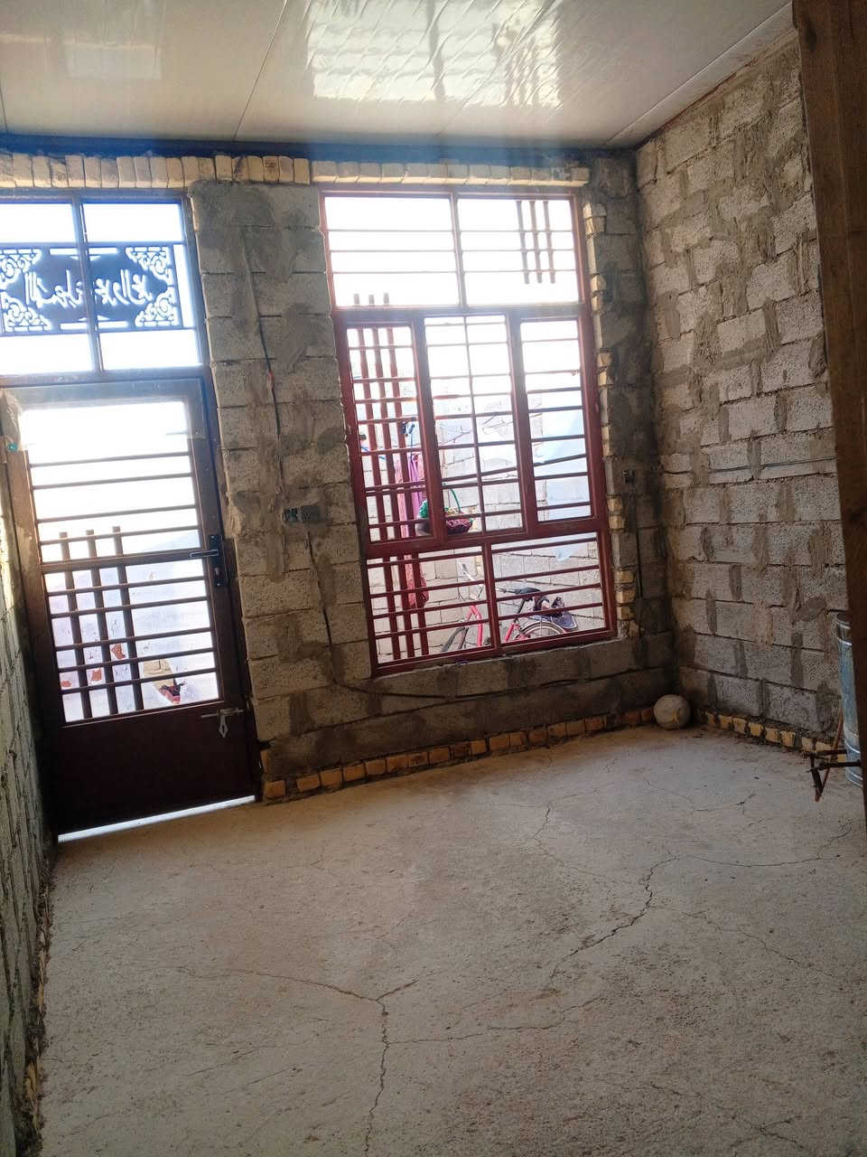 مشتمل مربع مساحة 105جهة الكورنيش سند 25 غرفه وهول مطبخ استقبال سقف سندويج الارضيه رفته كوت حي الحكيم خلف المستوصف نزلت ماركت علي الامير السعر20///***********
