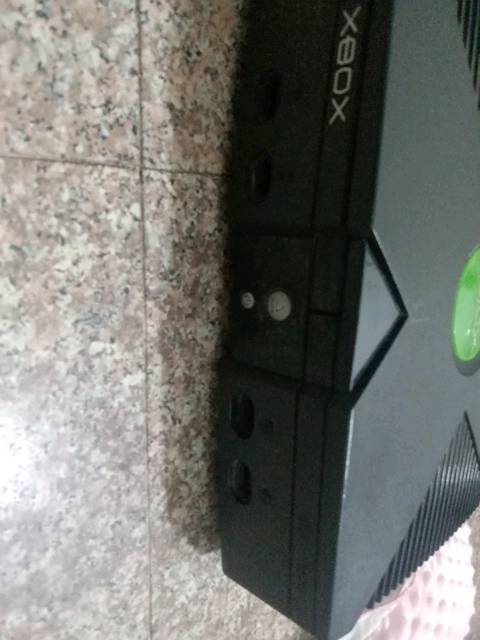 XBOX  للبيع مستخدمات الواحد ب 20 الف مع غراضه يده واحده
