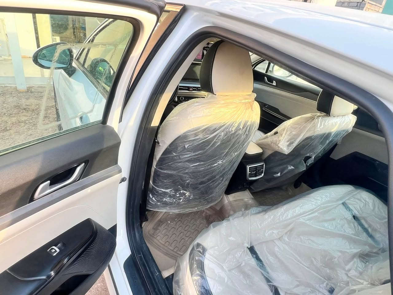 السلام عليكم 
كيا k5 2021 خليجي 
مواصفات
بصمة تشغيل
بصمة ابواب
بصمة صندوك
تشغيل عن بعد
5 انظمة قيادة
هاندبريك بصمة
مري شفط 
حساس امامي خلفي 
منظومة زنون عالي ناصي عدسات
كشن كهرباء
تبريد قطعتين
شاشة دواره كامرة تشغيل اثناء القيادة الى الامام
فول عدا البانوراما
ماشية 103 كيلو متر 
ادامة كاملة لمنظومة الاحتراق مع تخم بلك اصلي قبل يومين
محرك 2500 ✈️ 
السيارة بيهه صبغ جاملغ السكن فقط بسبب شخط
وبارد اصبع بالبنيد
رقم بغداد /مشروع وطني تحويل مباشر بأسمي

مكان السيارة /بغداد/ابو غريب 
رقم الهاتف *********** / ***********

