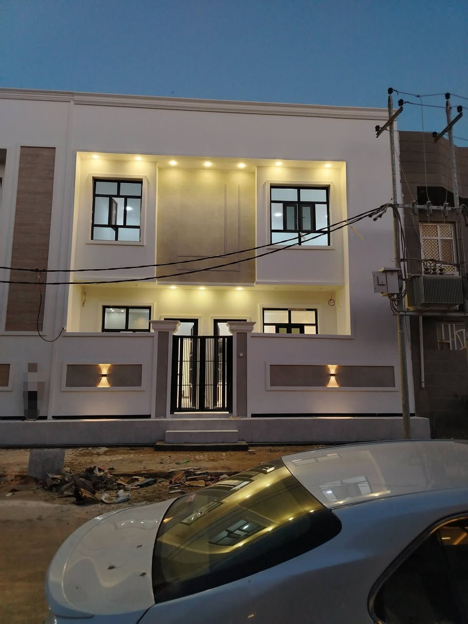 إعلان دار للبيع /📍 

🏠 دار حديث للبيع - بناء كونكريت مسلح 🏗️ (2025)
💰 السعر مناسب جداً - سارع بالحجز!

دار للبيع طابو صرف المساحة 100 متر طابقين

​📍 العنوان: حي الجامعة بلوك الاول الجامعه 
 متخل شارع السوات ومن شارع 20 قرب مدرسه الجامعه عرض الشارع 15 متر بصف الركن
على شارعين 
​📐 المواصفات العامة:
​المساحة: 100 متر مربع (تصميم مربع: الواجهة 10م × النزال 10م). على شارعين 
​عدد الطوابق: طابقين.
​سنة البناء: 2025 (حديث).
​نوع البناء: كونكريت مسلح (الأساس رفت).
​الأرضيات: بورسلاين تركي فاخر.
​الكهربائيات: ⚡ تأسيس دكتات وبوريات.
​الإنارة: مودرن حديثة.
​📋 تفاصيل التقسيم الداخلي:
​🔹 الطابق الأول:
​طارمة + استقبال + صالة واسعة + مطبخ.
​غرفة نوم واحدة.
​مجمع صحيات (داخلي وخارجي).
​🔹 الطابق الثاني:
​صالة + 2 غرف نوم / مع صحيات ماستر
​مجمع صحيات إضافي 
علمن بعد كمال البواب والمحجرات
حسب ذوق المشتري 👌✨ 
​⚙️ المنظومات والخدمات المجهزة:
​منظومة كاميرات مراقبة.📹
​منظومة إنترنت. 💻 
​منظومة سبالت ❄️ جاهزة.
​منظومة مبيد حشرات. 
​📞 للمراجعة والاستفسار:
يرجى زيارة مكتب قصر الباشا للعقارات (مكتب أحمد الشمري للاستثمار والتطوير العقاري).
📍 عنوان المكتب: شارع أسواق طيبة - مجاور أسواق دجلة.
​📱 أرقام التواصل: ☎️ 
​***********
​***********
