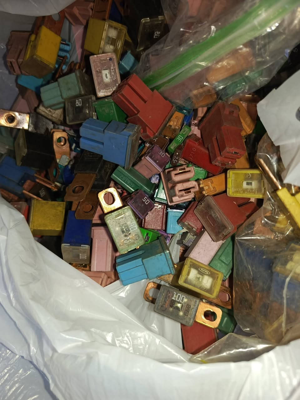 مواد كهربائيه و فيتريه مال سيارات متنوعه نوع جيد جدا 
فيوزات كلبسات فيش كتفات قبق راديتر هورن سياره و هورن اشاره للبيع في كربلاء سيف سعد مقابل المرور ***********
