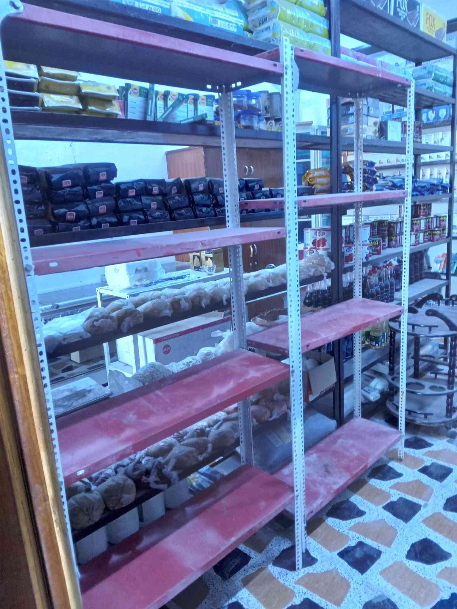 رفوف حديد اصلي الارتفاع مترين ونص والعرض متر و ٧٥ سم
رف حديد ملون بليت 
الارتفاع مترين والعرض ٩٠ سم 
العنوان بلدروز مقابل دائرة كهرباء بلدروز بجانب ابو وطن للمفروشات 
موبايل ***********
***********

