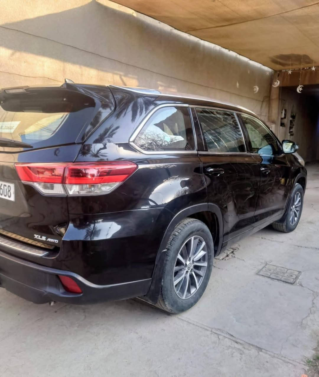 السلام عليكم
تويوتا هايلندر 2018 AWD  XLE  

رقم بغداد باسمي 

ماشية السيارة 82 الف ميل 

فول موصفات 1/1

السياره فور ويل درايف

_ رادار 

_نقطع عمياء 

_مثبت سرعة 

_محرك 6 سلندر 3500 

_فتحة سقف

_جلد 

_كشنات كهرباء 

_كشنات تدفئة 

_بردات ابواب 

_جنطه كهرباء 

_ويل كروم 

_7 راكب 

_كشافات 

_تحكمات مقود 

_شاشة - كامرة 

_بصمة ترحيب  

_ماشية 82 الف ميل 

حادث امريكيا فقط بنيد 

وباب كلير طلع من امريكيا

صور الحادث ناشرها 

السعر 228 ورقة وبيها مجال 

مكان السيارة بغداد الغزالية  

رقم تلفوني ***********
