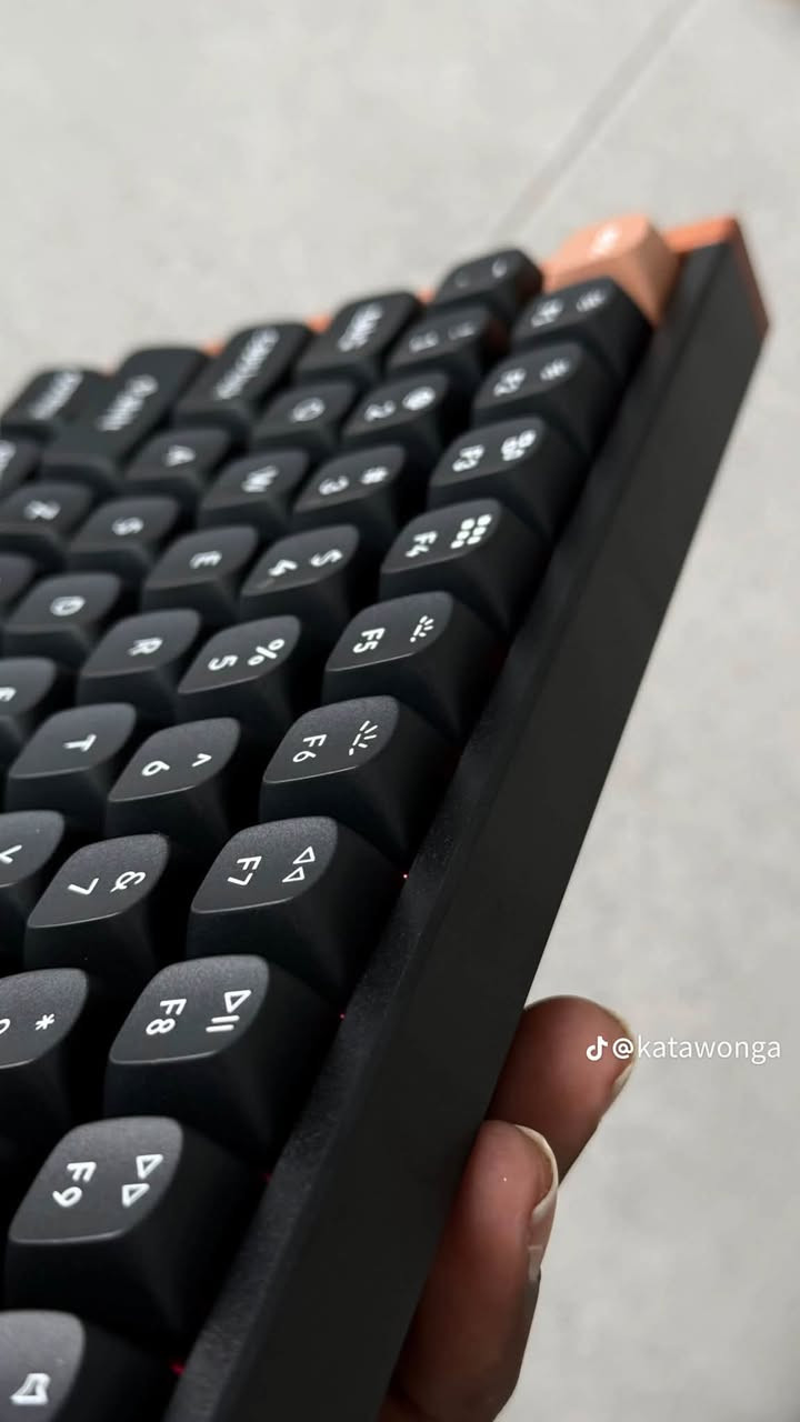 ⌨️🔥 Keychron K2 HE – كيبورد مغناطيسي احترافي لعشاق السرعة والدقة 🎮
⚡ تجربة مختلفة مع تقنية Hall Effect والمفاتيح المغناطيسية من Gateron!

🌟 أبرز المميزات:
🔹 مفاتيح Gateron Magnetic Hall Effect لاستجابة فائقة السرعة 🎯
🔹 إمكانية تخصيص Actuation Distance لكل مفتاح
🔹 دعم تقنية Rapid Trigger للألعاب التنافسية 🚀
🔹 اتصال ثلاثي: Bluetooth + 2.4GHz + USB-C
🔹 تصميم 75% مدمج يوفر مساحة أكبر للمكتب
🔹 مناسب للـGaming والاستخدام اليومي 💻🎮

💥 سرعة + دقة + تحكم كامل بتجربتك!

📦 متوفر الآن
🚚 توصيل إلى كافة محافظات العراق 🇮🇶

📲 للحجز والاستفسار:
***********

نص مكتوب في الصور:
- @katawonga
- @keychronvietnam