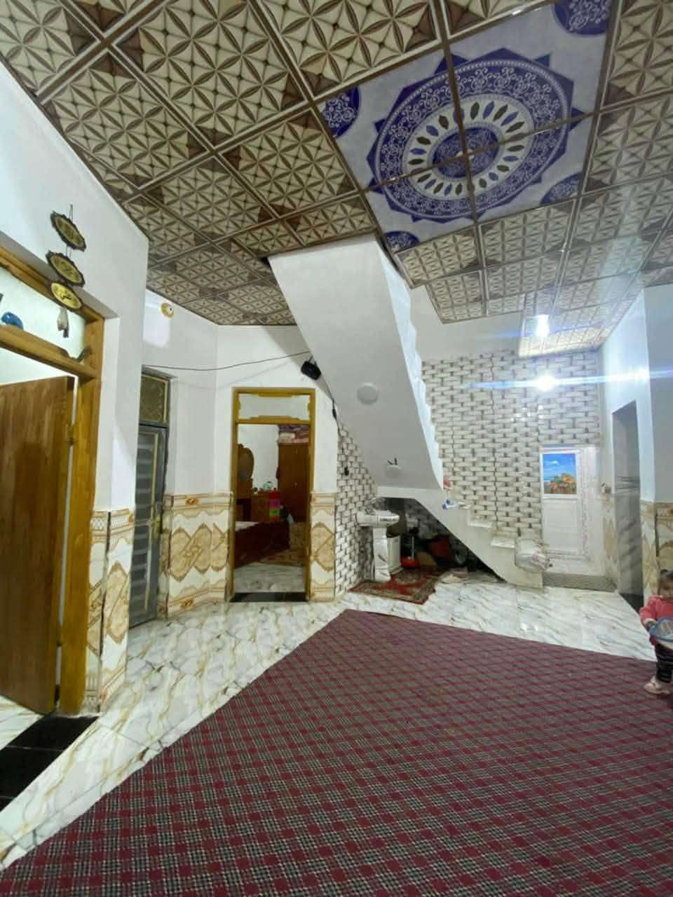 سلام عليكم بيت للبيع    ***********
300متر  

تبليط لباب لبيت 

#

#عنوان_لبيت_نجف شارع كربلاء نجف عمود 150 يبعد 200 متر عن شارع كربلاء نجف 

سعره 85 وبي مجاال

 

شغل فول منطقه كامله الخدمات والسكن شوارع تبليط 

شغل درجه آولى  

اساس وسقف صب مركزي 

بناء طابوق 🧱 

غرف5 وصاله وستقبال ومطبخ وصحيات داخليه وخارجيه 

بيت جاهز مفتاح 🔑 ***********

#يبعد_عن السوق مسافه بسيطه 

شارع تبليط وكافت الخدمات متوافره
