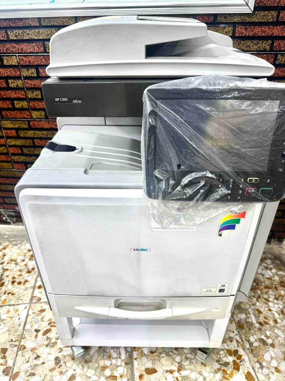 السلام عليكم
جهاز استنساخ ( ملون  + عادي   )  نوع Ricoh Aficio MP C300 دوبلكس ربط حاسبة اكثر من 25 نسخة بالدقيقة حبر باودر شغالة 

 

 ***********
