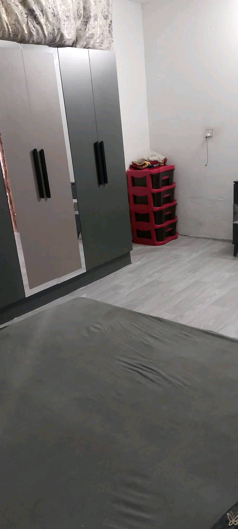 بيت ١٠٠ متر بي غرفه وصاله واستقبال ومطبخ وتخاريج اساس  تجعيب طابوك بناء بلوك سقف عكاده السطح فرشي بي خط مولده وانترنت  جاهز حتى التشاريف كامله بيه طارمه واسعه  الشراي يتفضل واتساب العنوان الكوفه شارع المعل قرب مدرسة الازدهار اواتصال ***********