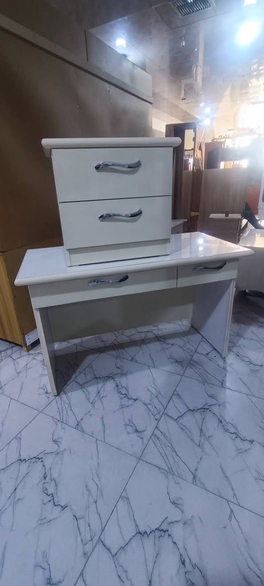 ميز دراسي 120*60 دزكام فول mdf قوي بشكل مع كومدي عنوان دوميز تقاطع الجمعية السعر 100 بي مجال
للاستفسار خاص او ***********
