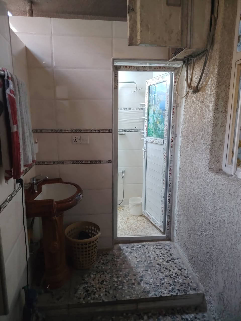 سلام عليكم بيت للبيع بقطاع (2) مقابل سوك الاولى البيت فرع قريب ع الشارع مساحه البيت(110م ) الواجهه(10م ) وانزال(11م ) البيت يحتوي عله  (ستقبال +غرفة +مطبخ +صاله+حمام داخلي+حمام خارجي+منور +ترك ) هاذه طابق الاول  طابق ثاني(غرفتين نوم) البيت مسلح بناه2017 بيع مستعجل اتصال  على  هاذه الرقم ***********.

