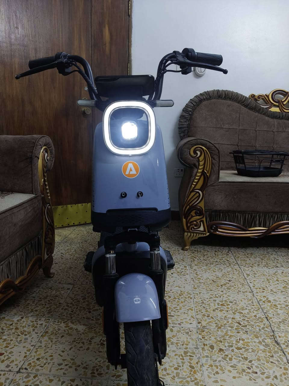 السلام عليكم دراجه شحن مواصفاتها بلوجكتر LED لايت قوي اشاير يمنه ويسره بطاريات عقل ملف كله مكفول وشركه الريان 
الاستفسار ***********
