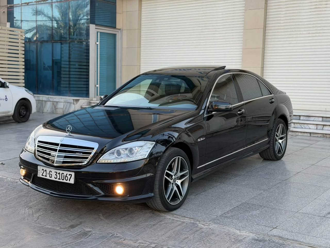 السلام عليكم مرسيدس S63 AMG بلاد للبيع السياره جاهز كالفه من الضربه والصبغ ماشيه 95 الف حلوه جديده ونضيف فووول مواصفات معروفة موصفاتها مكان السياره بغداد السعر بلاش جوه السوك للاستفسار ***********
