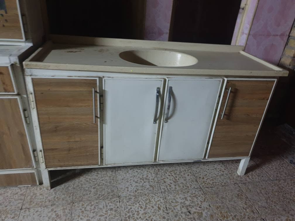 كاونتر مترين ونص وسنك متر وني مرمر سعره ٤٠٠ وبي مجال استفسار اكثر خاص او *********** عمارة, ميسان
