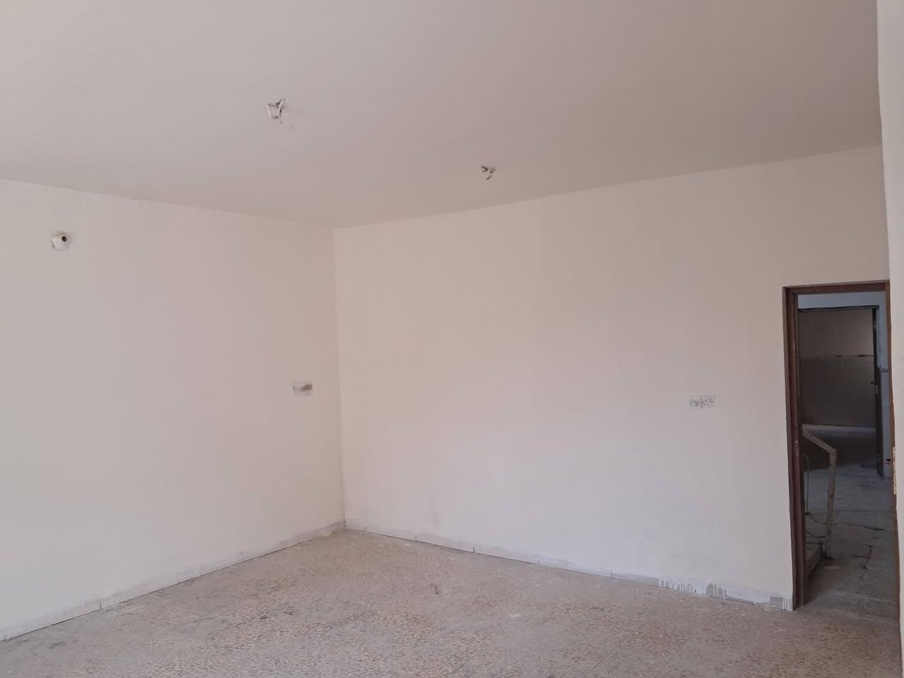 دار للبيع بسعر البلاش
المساحه ٢٠٠ متر طابق واحد يحتوي على ثلاث غرف حجم كبير حولي مطبخ كبير خدمات كاملة
الموقع قبل السوق الأخير شارع المدارس شارع عشرين اول فرع على اليسار واول فرع على اليمين
للتواصل ***********
