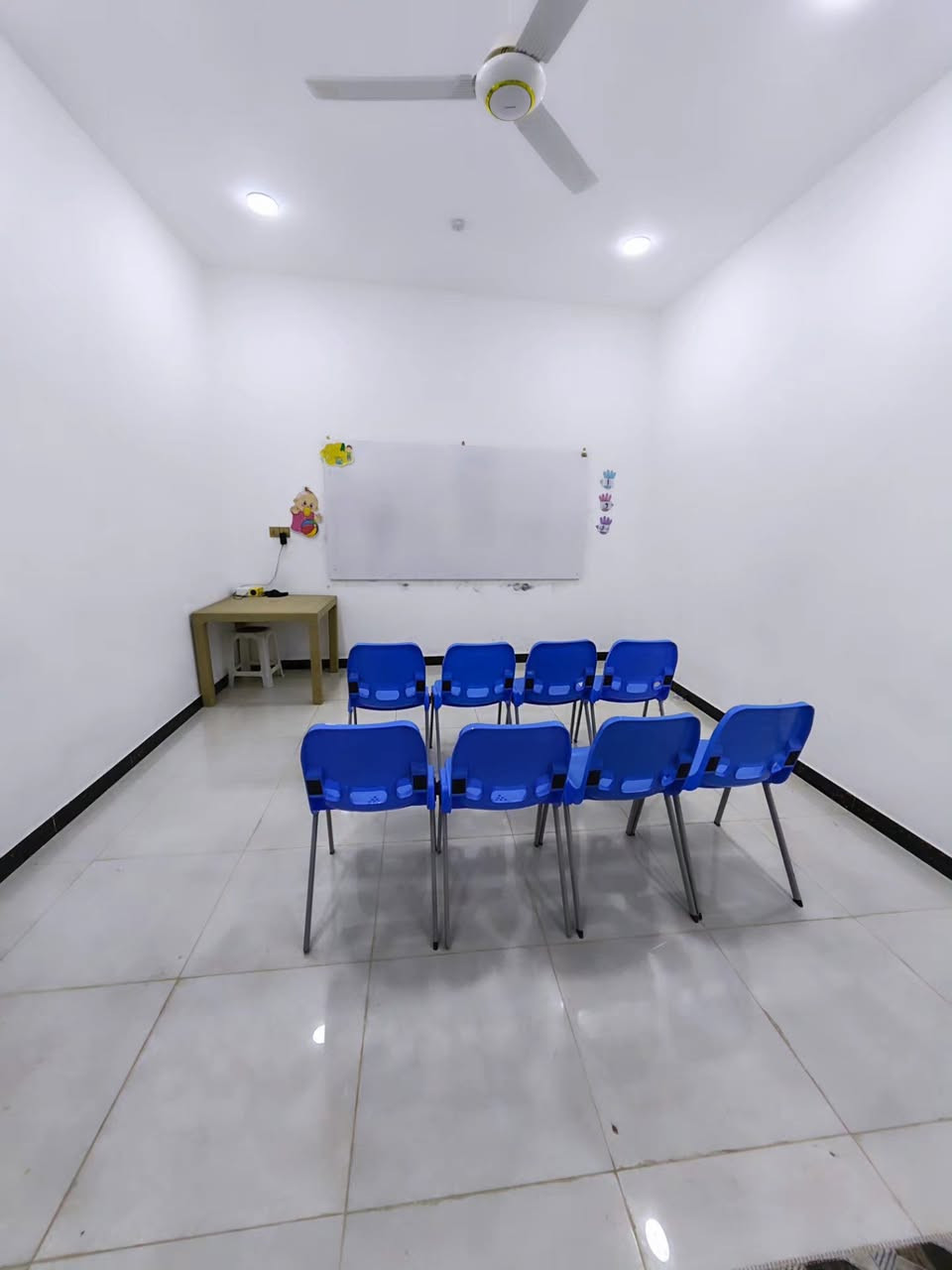 🏫 مركز الكوت الجديدة للتعليم والتدريب 2025
حرصًا منا على توفير بيئة تعليمية مريحة ومثالية للطلبة، 
تم تجهيز قاعات المركز بشكل كامل لاستقبال أبنائنا الطلبة، 
وفق أجواء مناسبة للدراسة والتركيز للسنة الثانية .
✨ قاعات نظيفة ومرتبة
❄️ تبريد وتكييف مناسب طوال فترة الدروس
🪑 مقاعد وتجهيزات مريحة للطلبة
💡 إضاءة وتهوية مناسبة
🎓 قاعات مهيأة بالكامل للدورات والدروس التقوية
🎥 اجهزة عرض لا سلكية داتا شو 
لأن راحة الطالب جزء أساسي من نجاحه…
#الكوت_الجديدة #الكوت_الجديده
